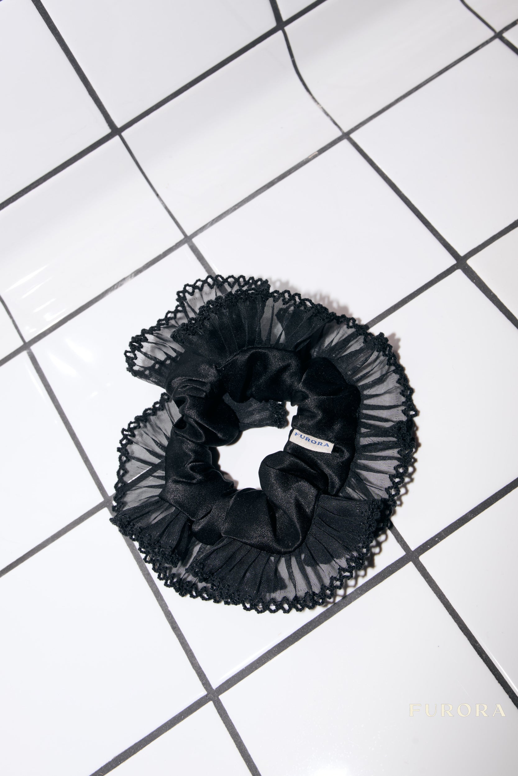 Jedwabna scrunchie z koronką