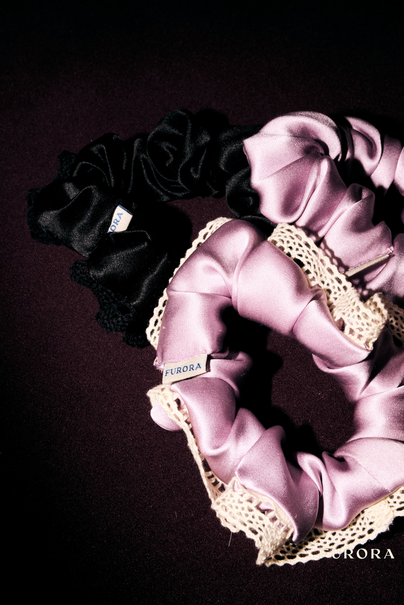 Jedwabna scrunchie z koronką