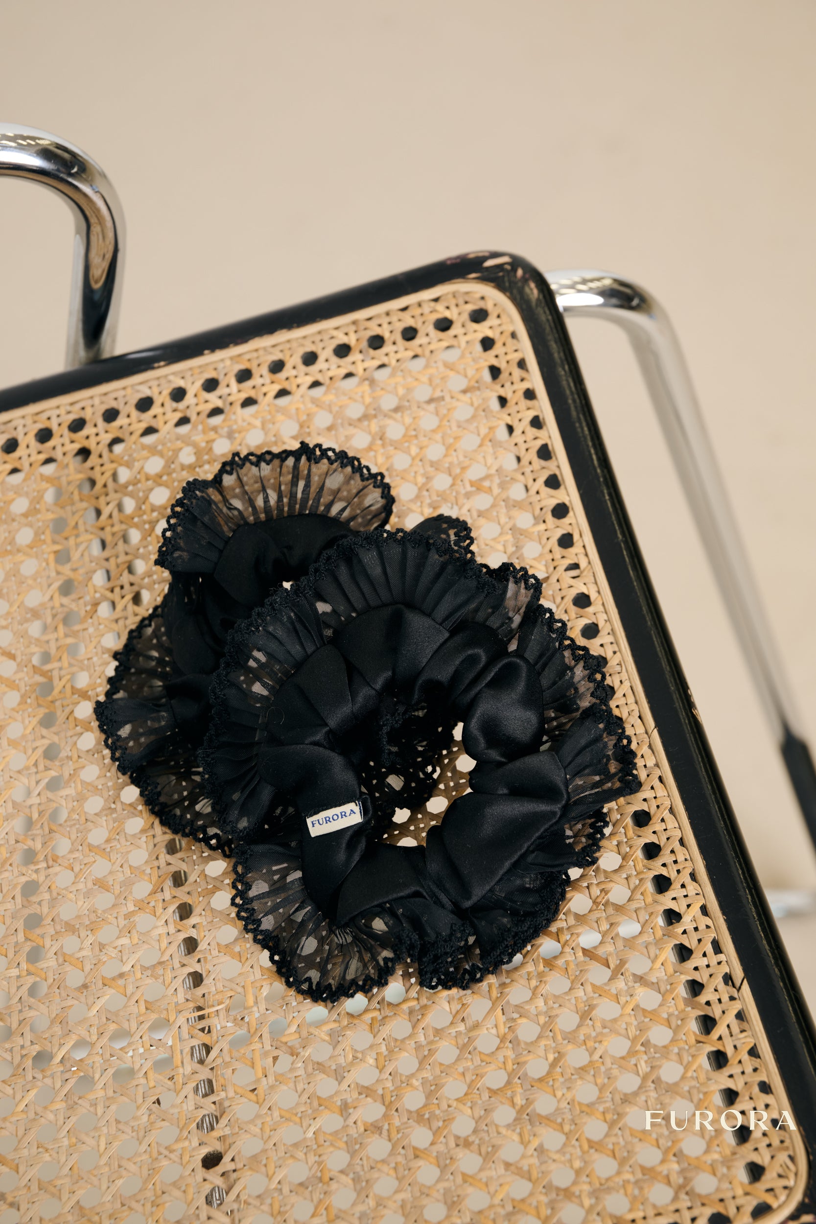 Jedwabna scrunchie z koronką