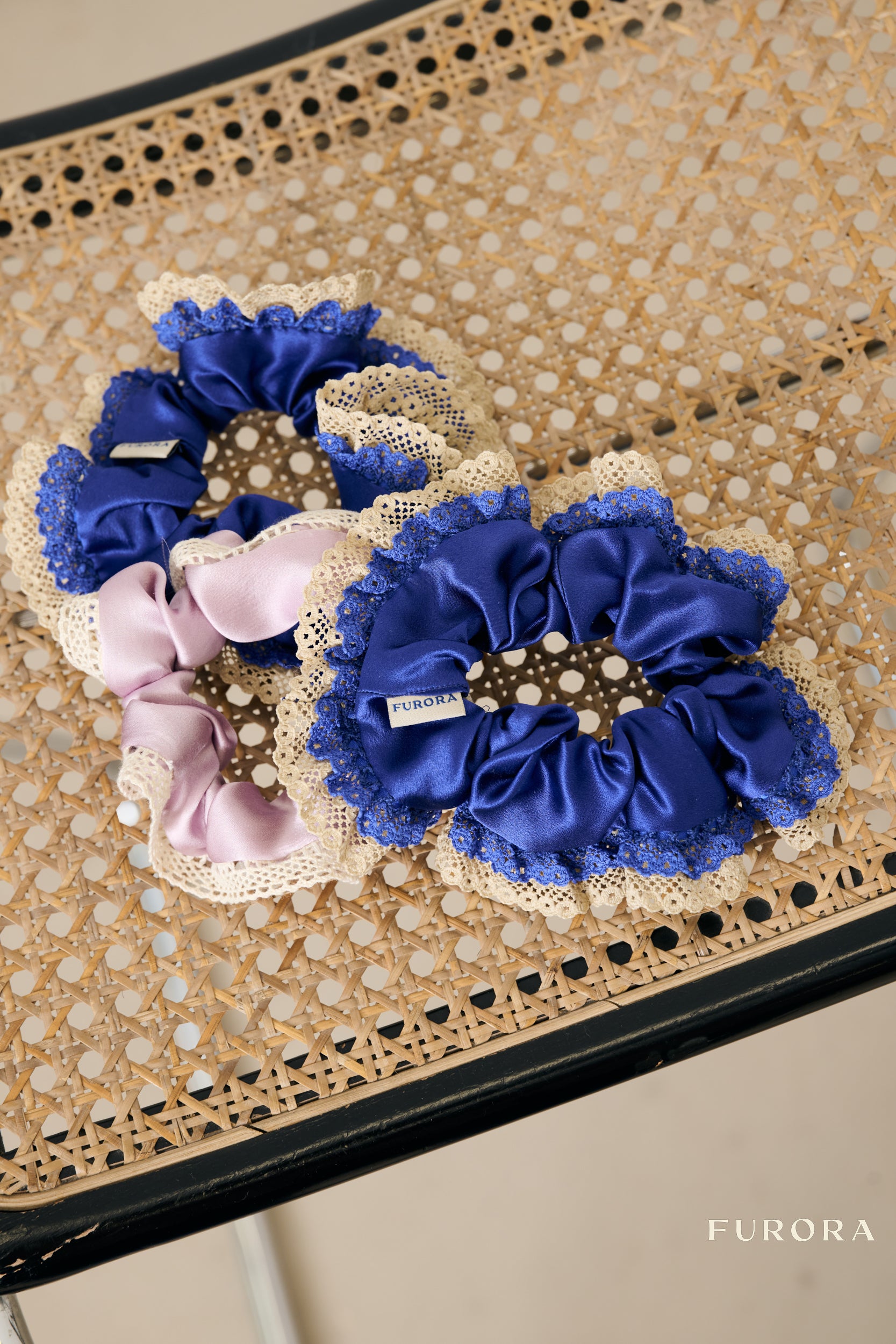 Jedwabna scrunchie z koronką