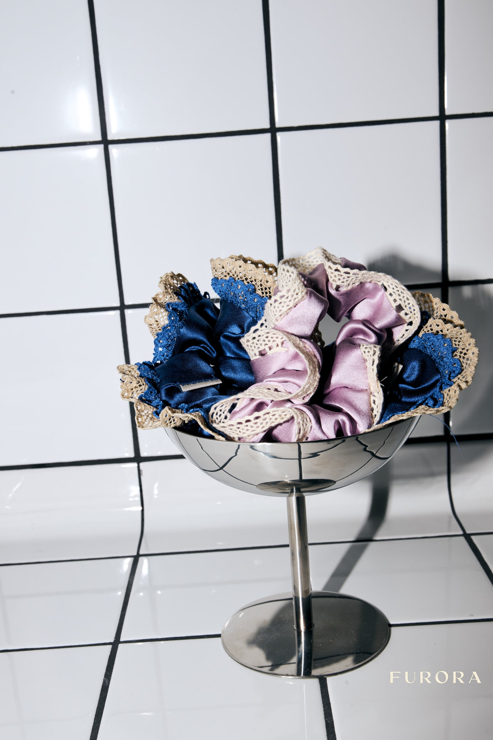 Jedwabna scrunchie z koronką