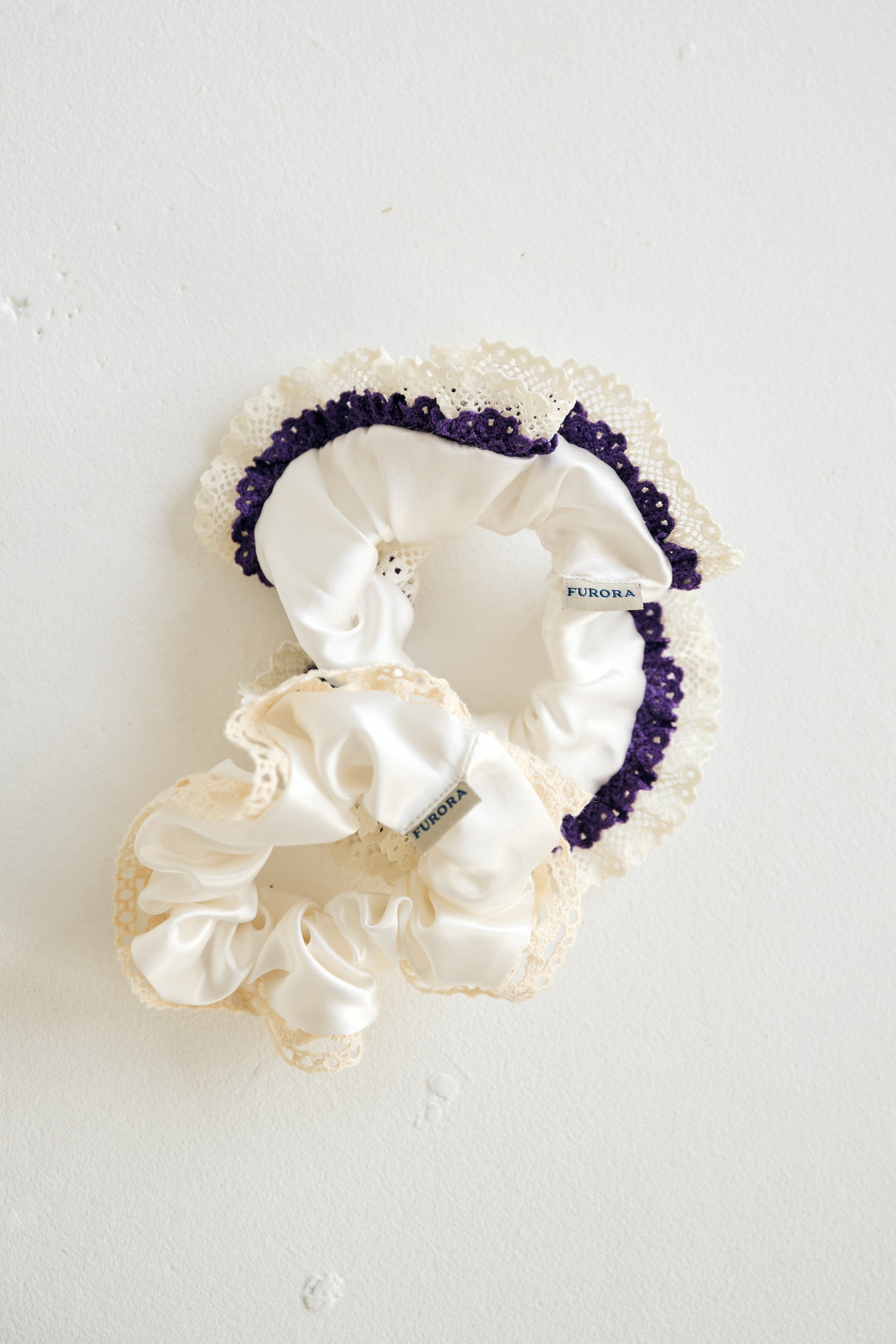 Jedwabna scrunchie z koronką